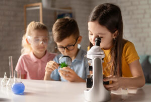 Estudiantes en un laboratorio escolar aprendiendo biotecnología con materiales educativos modernos.