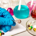 Investigador trabajando en laboratorio con péptidos encriptados para combatir bacterias resistentes