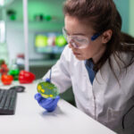 Profesional de la biotecnología en laboratorio manipulando muestras para investigación en salud y medio ambiente