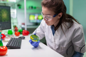 Profesional de la biotecnología en laboratorio manipulando muestras para investigación en salud y medio ambiente