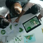 Equipo de una empresa argentina de biotecnología desarrollando soluciones innovadoras en un laboratorio, con tecnología de punta y enfoque en investigación aplicada.