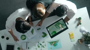 Equipo de una empresa argentina de biotecnología desarrollando soluciones innovadoras en un laboratorio, con tecnología de punta y enfoque en investigación aplicada.