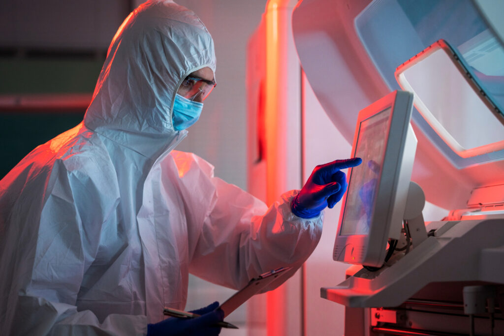 Mamógrafo MamoRef de Bionirs utilizando luz infrarroja para diagnóstico de cáncer de mama.