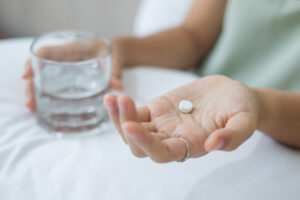 Investigadores en laboratorio analizan los efectos de la aspirina como complemento en tratamientos oncológicos, enfocándose en su impacto sobre la inmunoterapia.