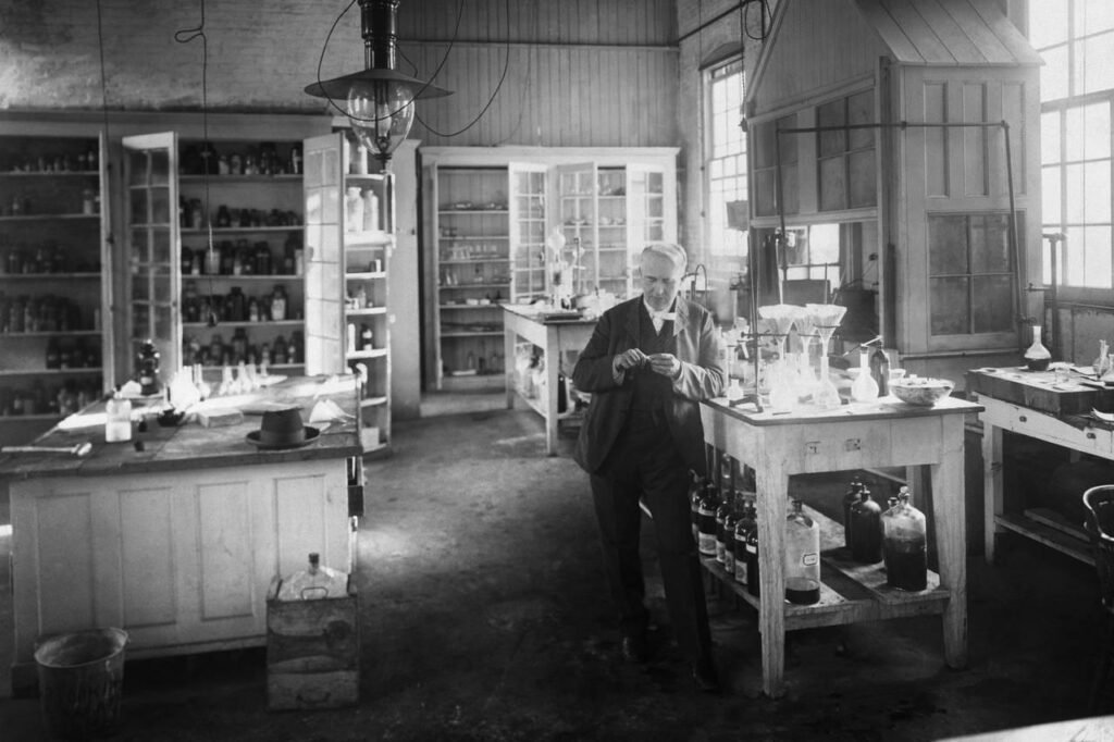 Thomas Edison en su laboratorio