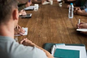 El integrante de la mesa redonda deberá